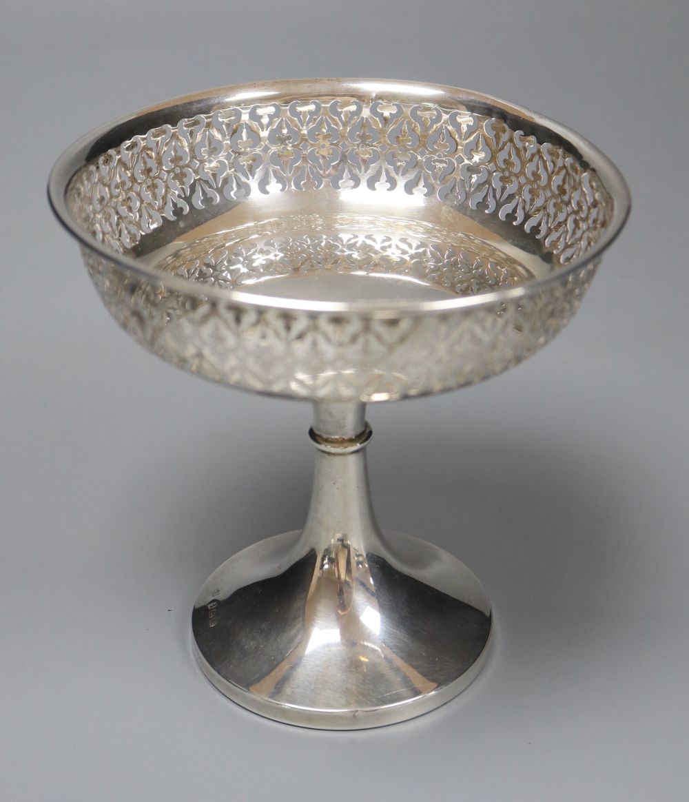 A George V silver tazza, Birmingham, 1911, height 13.7cm, weighted.